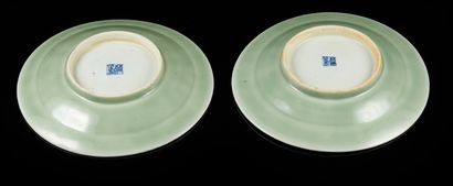 CHINE pour le Vietnam Deux petits plats en porcelaine de forme circulaire à beau...