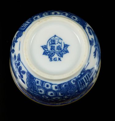 CHINE pour le Vietnam Two small circular porcelain bowls decorated in blue and white...
