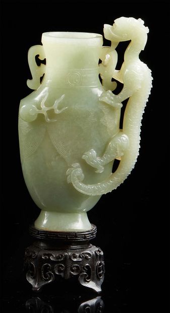 CHINE Vase en jade vert clair sculpté avec légères traces de rouille à panse aplatie...