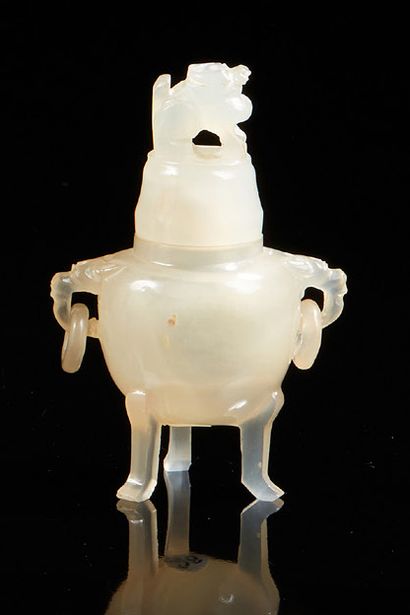 CHINE Brûle parfum miniature couvert en agate sculptée de forme tripode à deux anses...