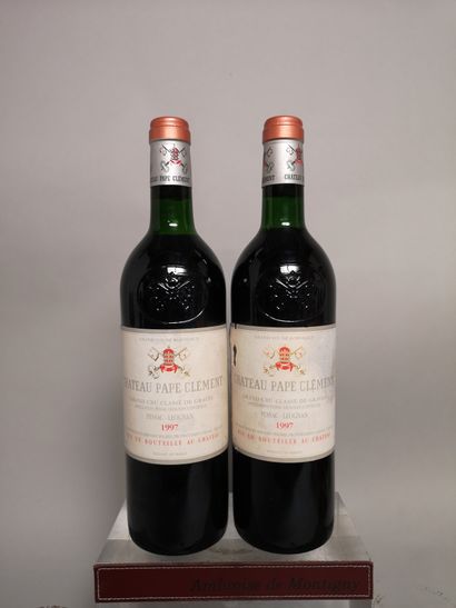 null 2 bottles Château PAPE CLEMENT - Gc Pessac Leognan 1997 

Labels slightly stained,...