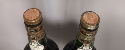 null 2 bottles 1l MADEIRA D'OLIVEIRA Seco 3 years old 70's 

Slightly damaged la...