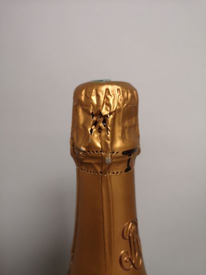 null 1 bouteille CHAMPAGNE CRISTAL de ROEDERER 2004 

Etiquette légèrement abîmé...
