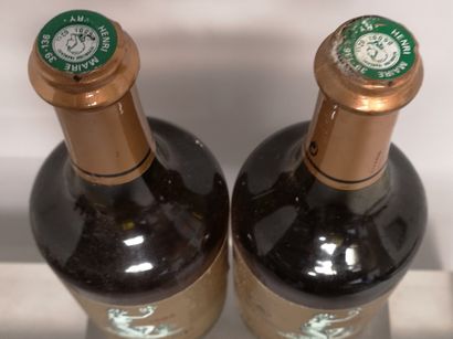  2 bouteilles ARBOIS VIN JAUNE - Henri Maire 1985 
Etiquettes légèrement tachées...