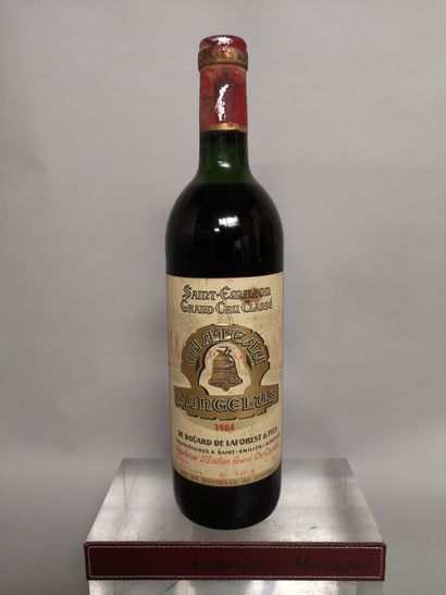 null 1 bouteille Château ANGELUS - Saint Emilion Grand Cru (A) 1984 

Etiquette légèrement...