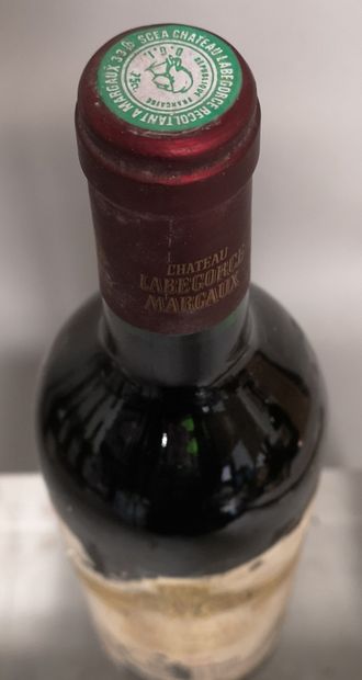 null 1 bouteille Château LABEGORCE - Margaux 1989 Etiquette fanée et abîmée.