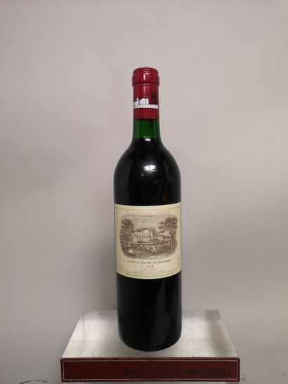 null 1 bouteille Château LAFITE ROTHSCHILD - 1er Gcc Pauillac 1988 

Etiquette légèrement...