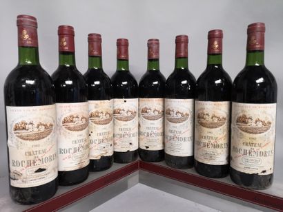 null 8 bouteilles Château de ROCHEMORIN - Graves 1982 

Etiquettes légèrement tachées...