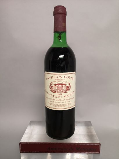 null 1 bouteille PAVILLON ROUGE - 2nd vin du Château MARGAUX 1976 

Etiquette légèrement...