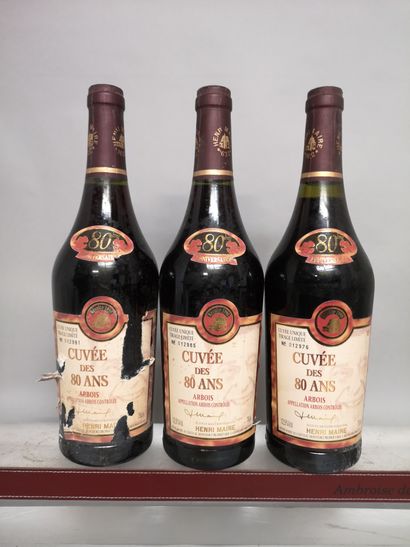  3 bouteilles ARBOIS "Cuvée des 80 ans" - Henri Maire 1990 
1 étiquette abîmée.