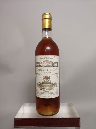 null 1 bouteille Château FILHOT - 2e GCC Sauternes 1990 

Etiquette légèrement tachée...