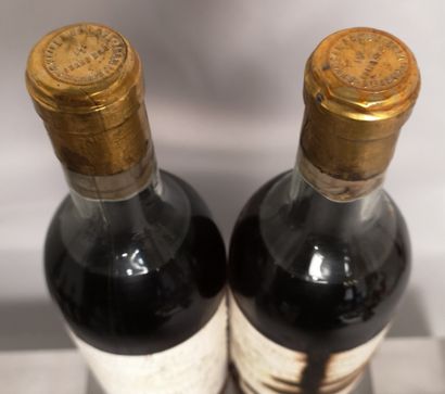 null 2 bottles Château LAMARQUE - Saint Croix du Mont 1966 

Stained labels. Levels...