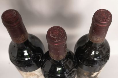 null 3 bouteilles Château LASCOMBES - 2e GCC Margaux 1996 

Etiquettes en lambeaux,...