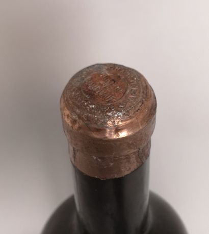 null 1 bottle Château du BOUSCAUT - Gc de Graves 1924 

Stained label. Mid shoulder...