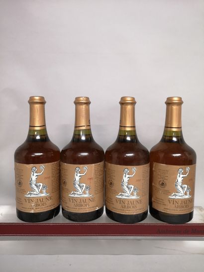  4 bouteilles ARBOIS VIN JAUNE - Henri Maire 1991 
Etiquettes légèrement tachées...