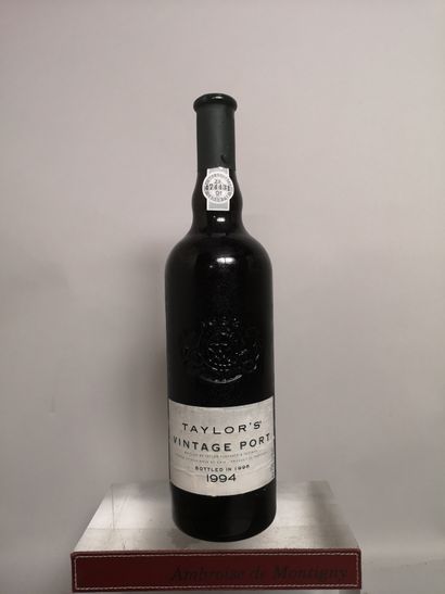 null 1 bouteille PORTO - TAYLOR'S VINTAGE 1994 

Etiquette légèrement tachée.