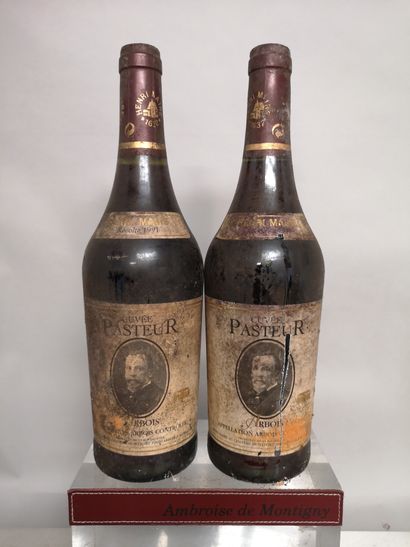  2 bouteilles ARBOIS " Cuvée Pasteur" - Henri Maire 1991 
Etiquettes tachées et ...