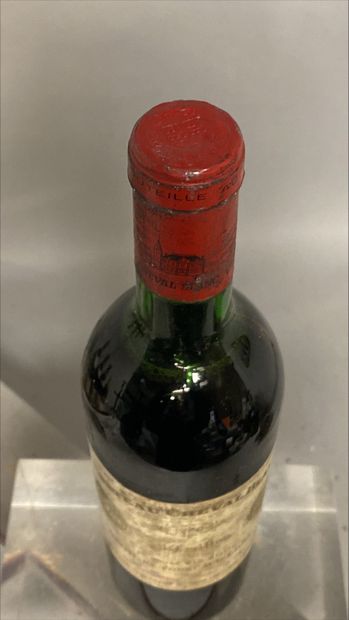 null 1 bouteille Château CHEVAL BLANC - Saint Emilion Grand Cru (A) 1970 

Etiquette...