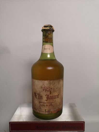  1 bouteille COTES DU JURA Vin Jaune - M. PERRON 1973 
Etiquette tachée et légèrement...
