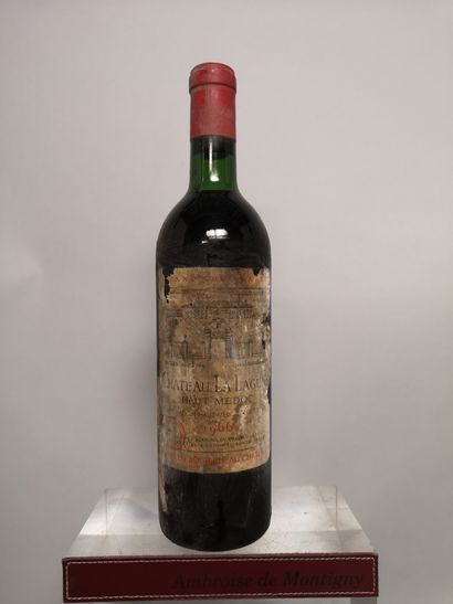 null 1 bouteille Château La LAGUNE - 3e Gcc Medoc 1966 

Etiquette abimée, niveau...