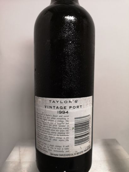  1 bouteille PORTO - TAYLOR'S VINTAGE 1994 
Etiquette légèrement tachée.