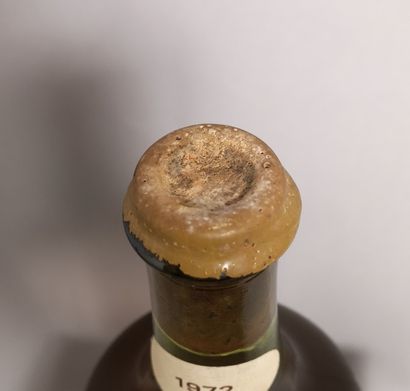  1 bouteille COTES DU JURA Vin Jaune - M. PERRON 1972 Etiquette légèrement taché...