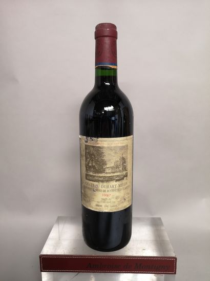 null 1 bouteille Château DUHART MILON - 4e GCC Pauillac 1997 

Etiquette tachée et...