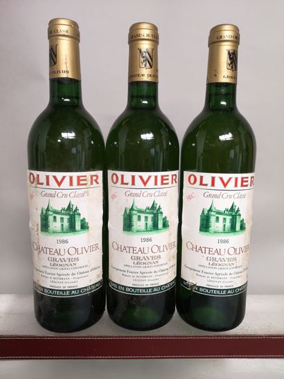 null 3 bottles Château OLIVIER Blanc - Grand Cru de Graves 1986 

Slightly stained...