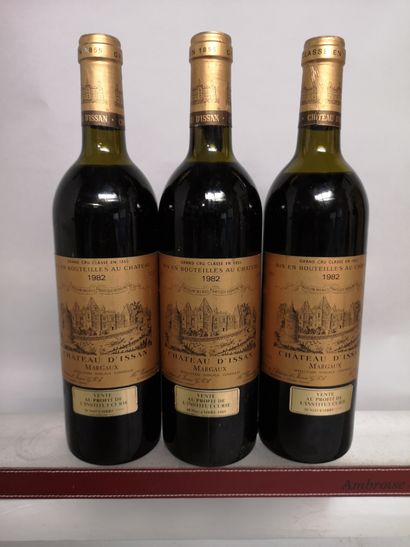 null 3 bouteilles Château D'ISSAN - 3e GCC Margaux 1982 2 haute épaule et 1 mi épaule....
