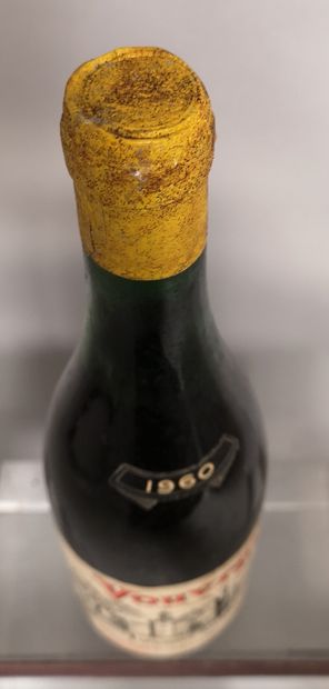  1 bouteille VOUVRAY - Château des GIRARDIERES 1960 
Etiquette légèrement tachée,...