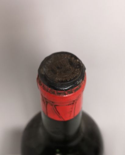 null 1 bouteille Château LA ROSE - Pauillac 1949 

Etiquette tachée et griffée. Niveau...