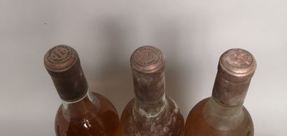 null 3 bottles Château PONTAC MONPLAISIR White - Grand Cru de Graves 1962 

Stained...