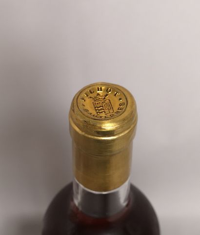 null 1 bottle Château FILHOT - 2nd GCC Sauternes 1990 

Label slightly stained and...