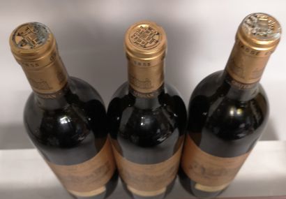 null 3 bouteilles Château D'ISSAN - 3e GCC Margaux 1982 2 haute épaule et 1 mi épaule....