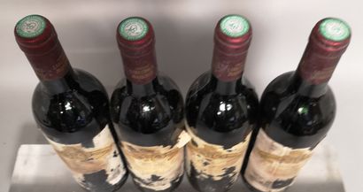 null 4 bouteilles Château LABEGORCE - Margaux 1989 

Etiquettes en lambeau, milesime...