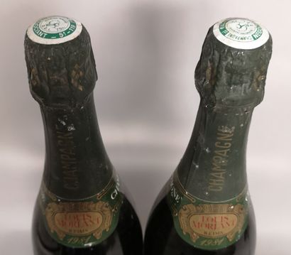 null 2 bottles CHAMPAGNE Brut - Louis MORLANT 1981 

Slightly stained and damaged...