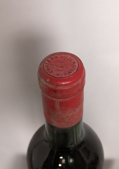 null 1 bouteille Château La LAGUNE - 3e Gcc Medoc 1966 

Etiquette abimée, niveau...