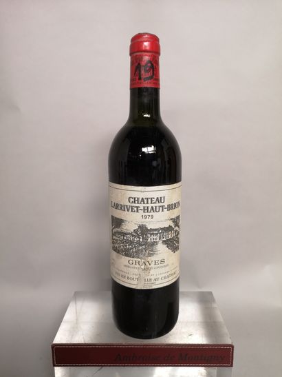 null 1 bottle Château LARRIVET HAUT BRION - Graves 1979 

Label slightly stained...