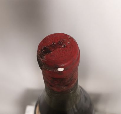 null 1 bouteille NUITS SAINT GEORGES 1er cru - Louis CHEVALLIER 1950 

Etiquette...
