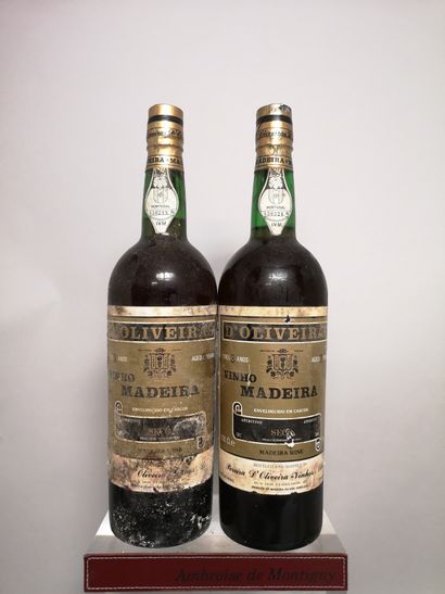  2 bouteilles 1l MADEIRA D'OLIVEIRA Seco 3 ans d'age Années 70 
Etiquettes légèrement...