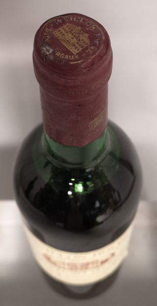 null 1 bouteille PAVILLON ROUGE - 2nd vin du Château MARGAUX 1976 

Etiquette légèrement...