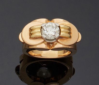 null Yellow gold 750 mm and platinum 850 mm scroll ring, set with a brilliant cut...