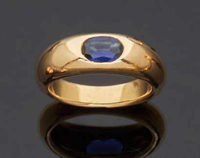 null Ring in yellow gold 750 mm decorated with an oval sapphire (about 1.20 ct).
TDD...