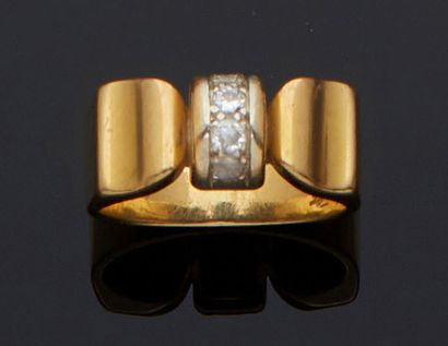 null BAGUE en or jaune et gris 750 mm formant un noeud, centrée de quatre diamants...