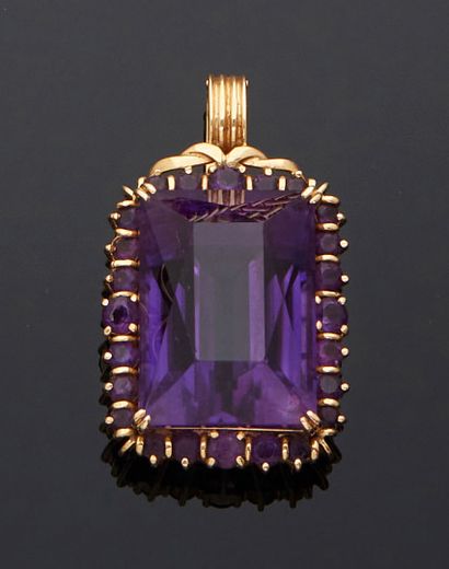null Yellow gold pendant 585 mm adorned with an emerald-cut amethyst weighing approximately...