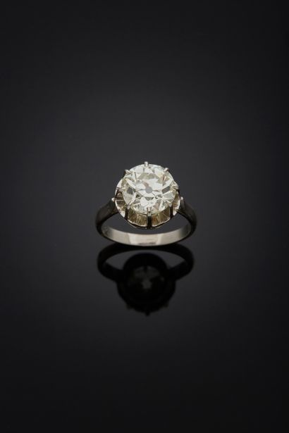 null Platinum ring set with a solitaire old cut diamond on a sunburst bezel.
Weight...