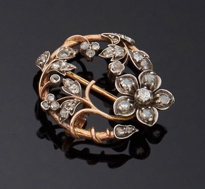 null Charming 750 mm yellow gold and silver circular brooch with clematis motifs...