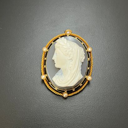 null Medallion brooch in yellow gold 750 mm decorated with an agate with two layers...