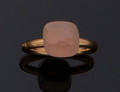 POMELLATO BAGUE en or jaune 750 mm, ornée d'un quartz rose taillé (égrisures). Signée.
TDD...
