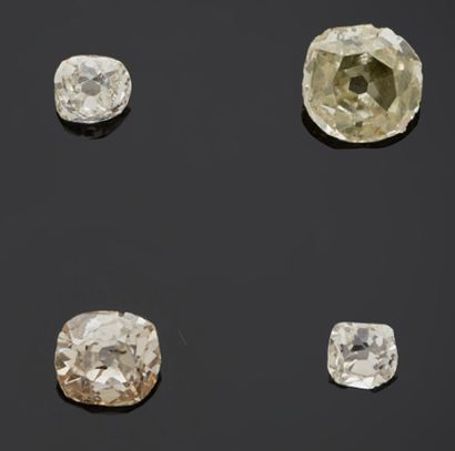 null Ensemble de QUATRE DIAMANTS :
- Diamant de taille ancienne en cours de retaille...